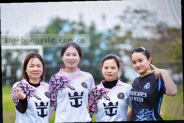 双手托起发光芯片的抽象示意图，用数字图形表现博澳娱乐的科技与信任